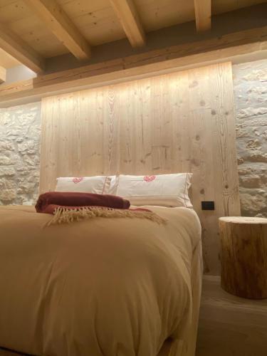 加廖Il Falco Affittacamere的一间卧室配有一张木墙床