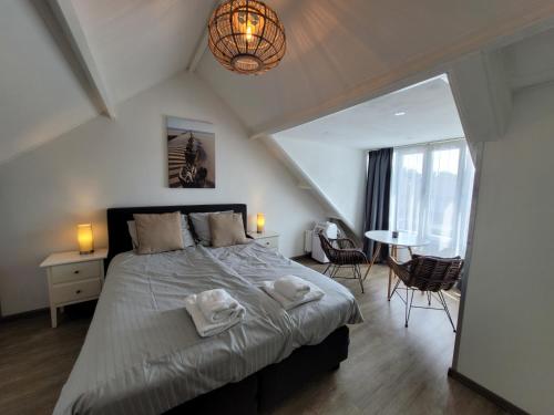 栋堡Sleep Well Ness Domburg的一间卧室配有一张大床和毛巾