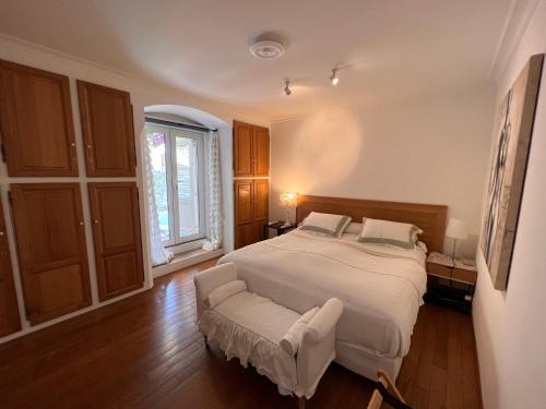 滨海卡涅格里马迪尼斯住宿加早餐旅馆的卧室配有一张白色大床和一把椅子