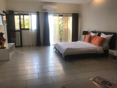 Residence Awale Abidjan客房内的一张或多张床位
