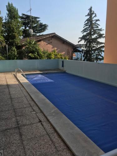 AldesagoAmazing View, Swimming Pool, Relax的房屋一侧的游泳池