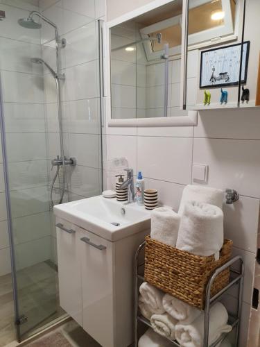 杜布罗夫尼克Batala1-City marina apartment with secured private parking的白色的浴室设有水槽和淋浴。