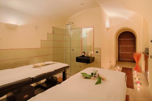 利沃诺GH Palazzo Suite & SPA的一间带两张床和淋浴的浴室