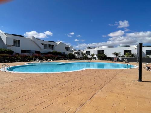 维拉韦德Suite Dreams Fuerteventura的部分房屋前的游泳池