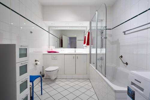 德累斯顿Apartment Sun Balcony Dresden Friedrichstadt的带淋浴和卫生间的白色浴室