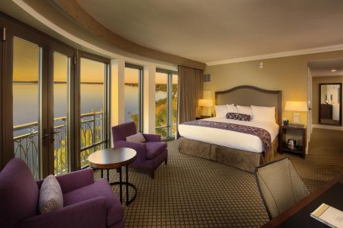麦迪逊厄齐沃特活动的酒店客房设有一张床和一个阳台。