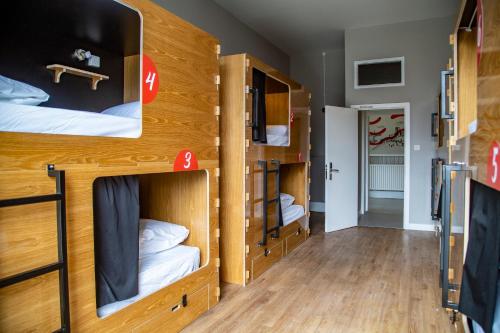 都柏林Leevin Hostel Mountjoy的带两张双层床的客房和走廊