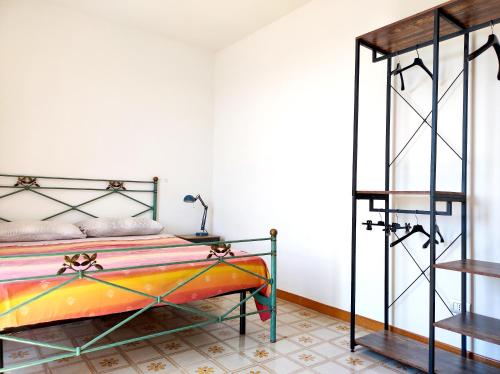 San MicheleEco House San Michele的一间卧室配有一张带金属框架的床