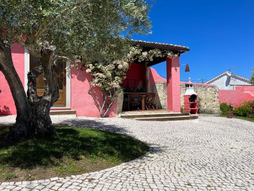 CarvalhaisCasa do Lagar - Villa com piscina的粉红色房子前面的树