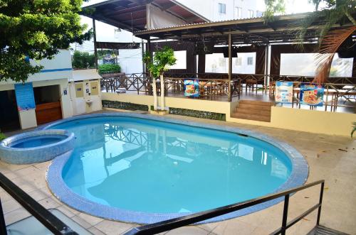 图斯特拉古铁雷斯玛丽亚欧亨尼娅酒店的庭院里的一个大型蓝色游泳池
