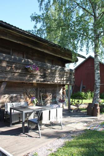 LaukkoskiWilla Mustijoki的谷仓前的木甲板上配有桌椅