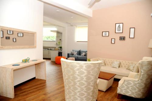 库鲁内格勒NINETY-NINE APARTMENTS的客厅配有沙发和桌椅