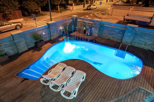 雷乌斯Villa Luxury Rock Tirri的一个带躺椅的游泳池和一个游泳池