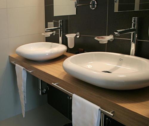 奇塔代拉费兰达酒店的木制柜台上带白色水槽的浴室