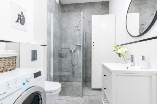 奥尔什丁LIKE LAKES Ukiel Park 31 Free Parking FV的带淋浴和洗衣机的白色浴室