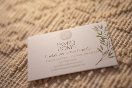 夸尔图-圣埃莱娜Family Home的一块布上的小卡片