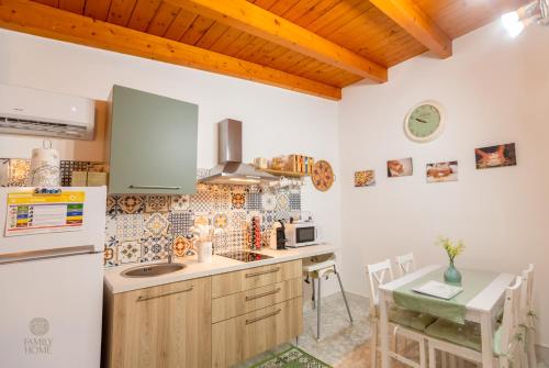 夸尔图-圣埃莱娜Family Home的厨房配有冰箱和桌椅