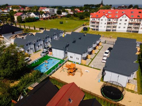 尤斯托尼莫斯基Domki letniskowe Layla的享有带游泳池的房屋的空中景致