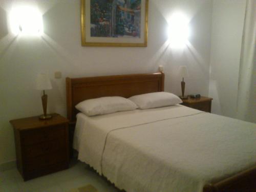 卡武埃鲁Vila Nova- by Portugalferias的卧室配有一张带两盏灯的墙壁床。