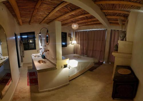 乌鲁卡ourika oufla的一间卧室配有床、水槽和镜子