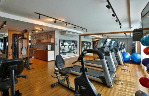 坎普斯戈伊塔卡济斯FLAT Pelinca América的一间健身房,里面设有数个健身器材