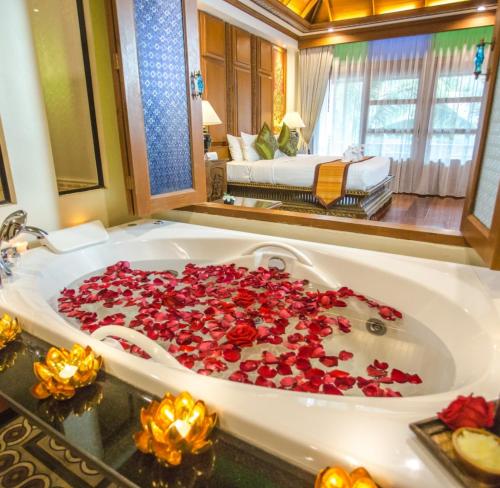清迈平维曼酒店的浴缸里装满红玫瑰