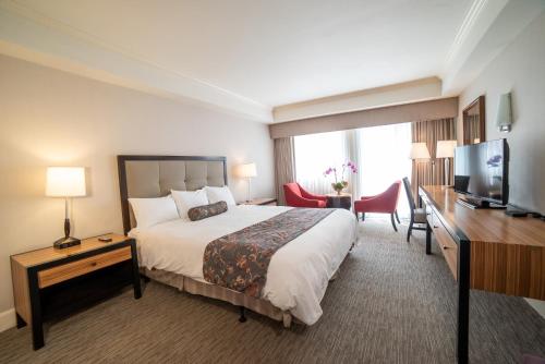 洛杉矶牛津宫殿酒店的配有一张床和一台平面电视的酒店客房