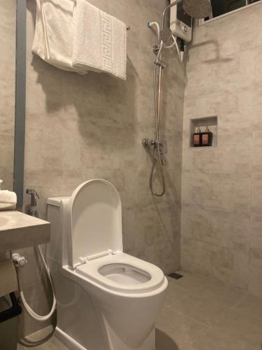 古莉Pearlshine Retreat Maldives的浴室配有白色卫生间和淋浴。