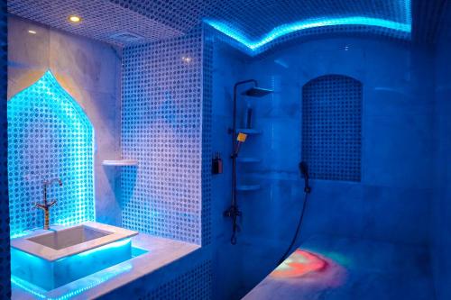 阿布扎比克里斯塔尔酒店的一间浴室