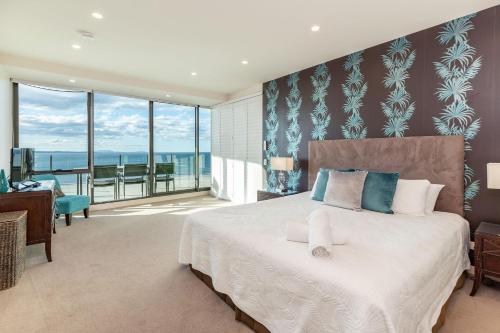 福斯特Strand Beachside 1003 Penthouse的一间卧室设有一张大床,享有海景