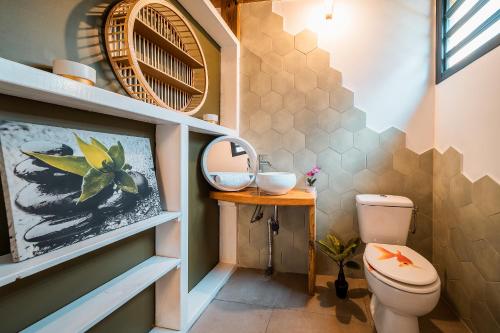 圣菲利普Charmant chalet avec jacuzzi, L'île Ô Vert的一间带卫生间和水槽的浴室