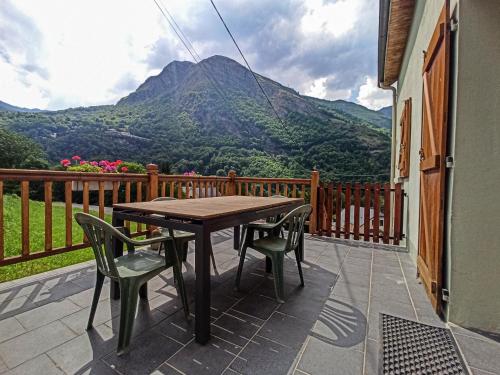 热德尔Maison de montagne proche Gavarnie 12-14 personnes的山景阳台上的桌椅