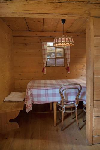 克洛斯特斯Landstrasse 153的小木屋内的用餐室,配有桌椅