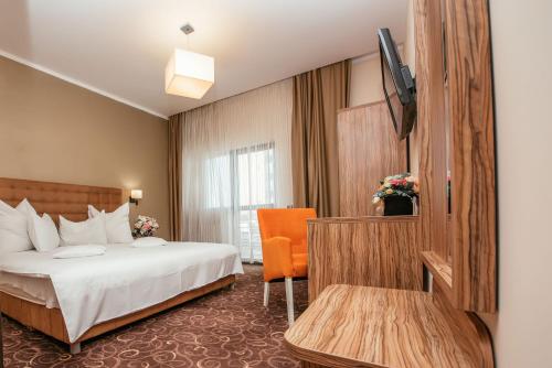 德罗贝塔-塞维林堡C Guest House的酒店客房,配有床和电视