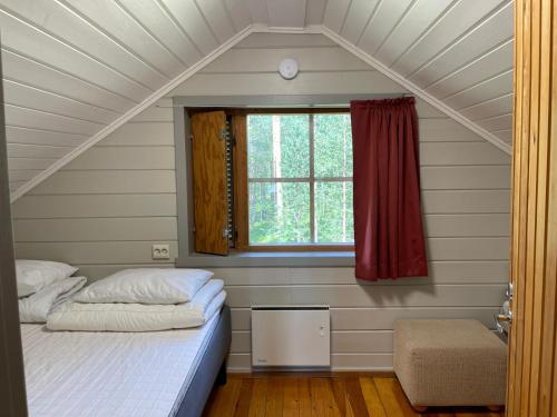 伊瓦洛Hillside Cottage的窗户客房内的一张床位