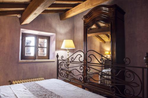丽都迪丰迪Tenuta Vento di Mare的一间卧室配有一张带大镜子的床