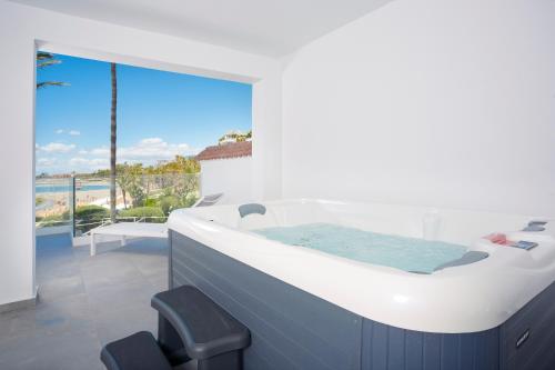 马贝拉B51 Executive Flats Marbella的海景客房内的热水浴池