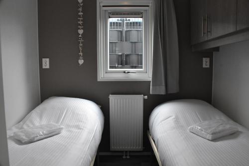 羊角村Chalet ‘Het Giethoornsche Meer’ (16)的小型客房 - 带2张床和窗户
