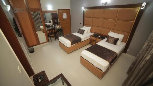 卡拉奇Four Squares Karachi的酒店客房带两张床和厨房