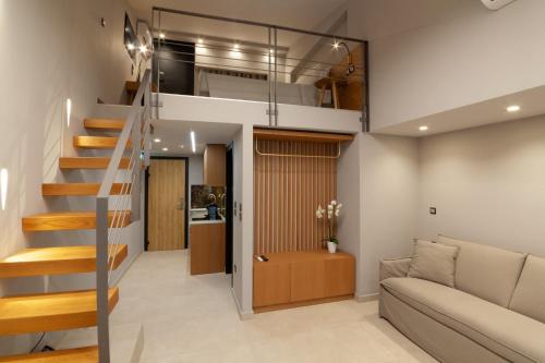 尼基季Lithos Suites - Nikiti Halkidiki的阁楼公寓 - 带楼梯和客厅