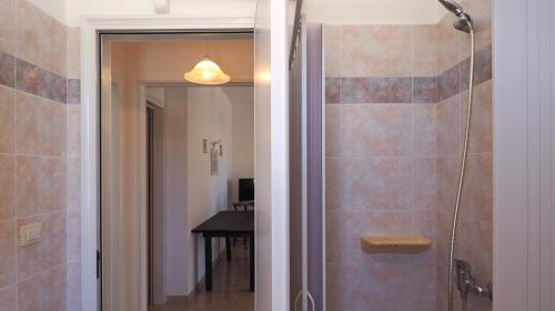 托雷苏达Appartamenti Torre Suda by Salento Affitti的浴室里设有玻璃门淋浴