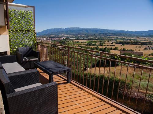 TalarnGrace, apartamento con terraza y vistas的阳台配有2把椅子和1张桌子,享有风景。