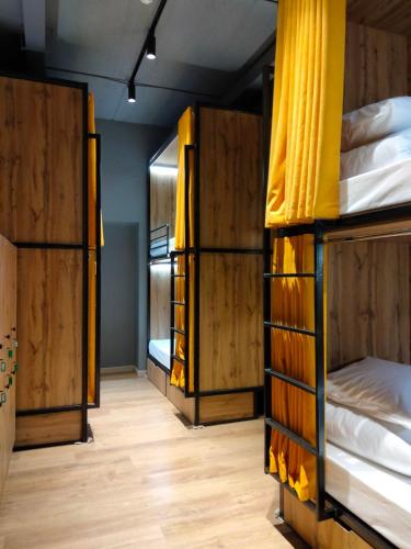 阿斯塔纳Hostel Bro Astana的一间设有三张双层床的客房