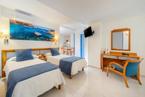 圣安东尼奥Vibra Calima Apartamentos - Adults only的酒店客房配有两张床和一张书桌