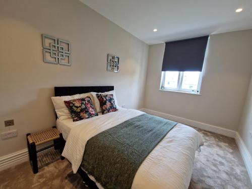 Colindale2 Bedroom Lux Apartment in Hendon- New Build的一间卧室设有一张大床和窗户