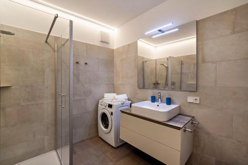 拉古多Jj City Apartment的一间带洗衣机和洗衣机的浴室