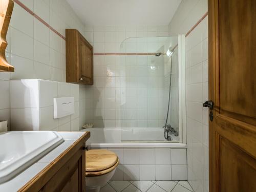 谷雪维尔Appartement Courchevel 1850, 4 pièces, 6 personnes - FR-1-564-30的浴室配有卫生间、淋浴和盥洗盆。