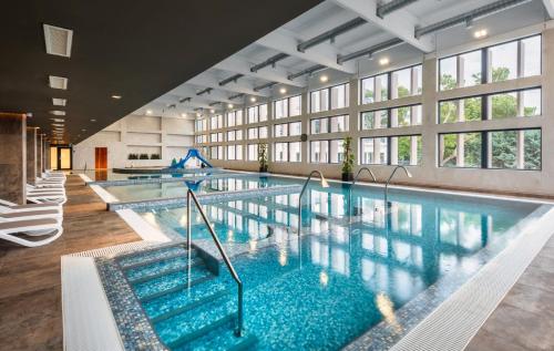 巴拉顿诺尔马迪汉格斯特巴尔度假酒店的大楼里一个蓝色的大泳池