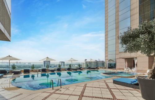 迪拜迪拜费尔蒙特酒店的屋顶上的游泳池