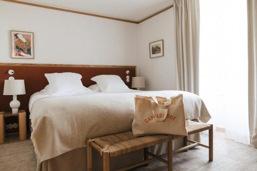 博尼约Capelongue, a Beaumier hotel & Spa的一间卧室配有一张大床,上面装有袋子
